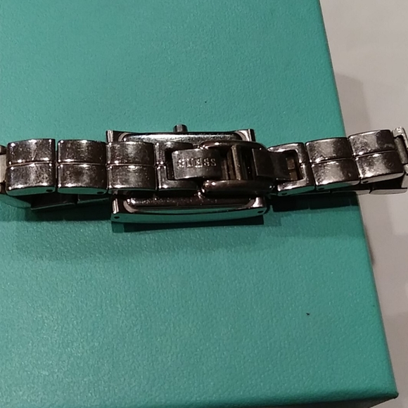 Guess ladies watch water resistant - Picture 5 of 6